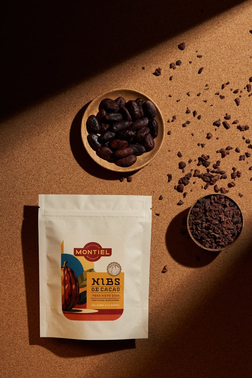 Nibs de cacao colombiano recubiertos con chocolate artesanal - Montiel